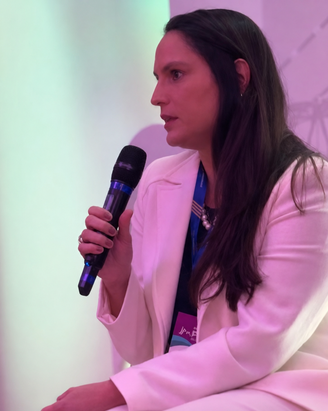 Dra. Lívia Antunes palestrando